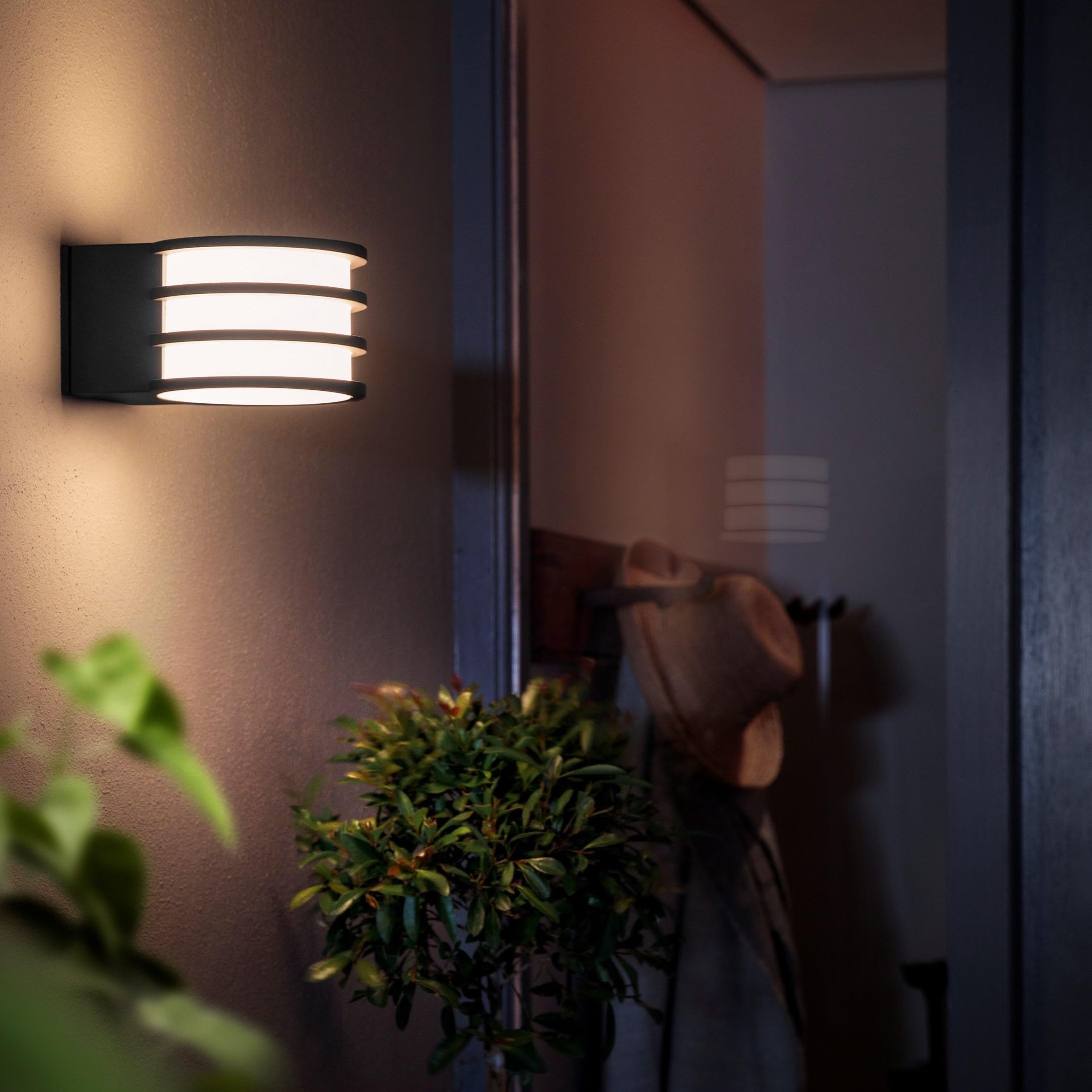 philips-hue-white-applique-murale-d-ext-rieur-lucca-1x9-5w-anthracite-ip44-2700- image 4