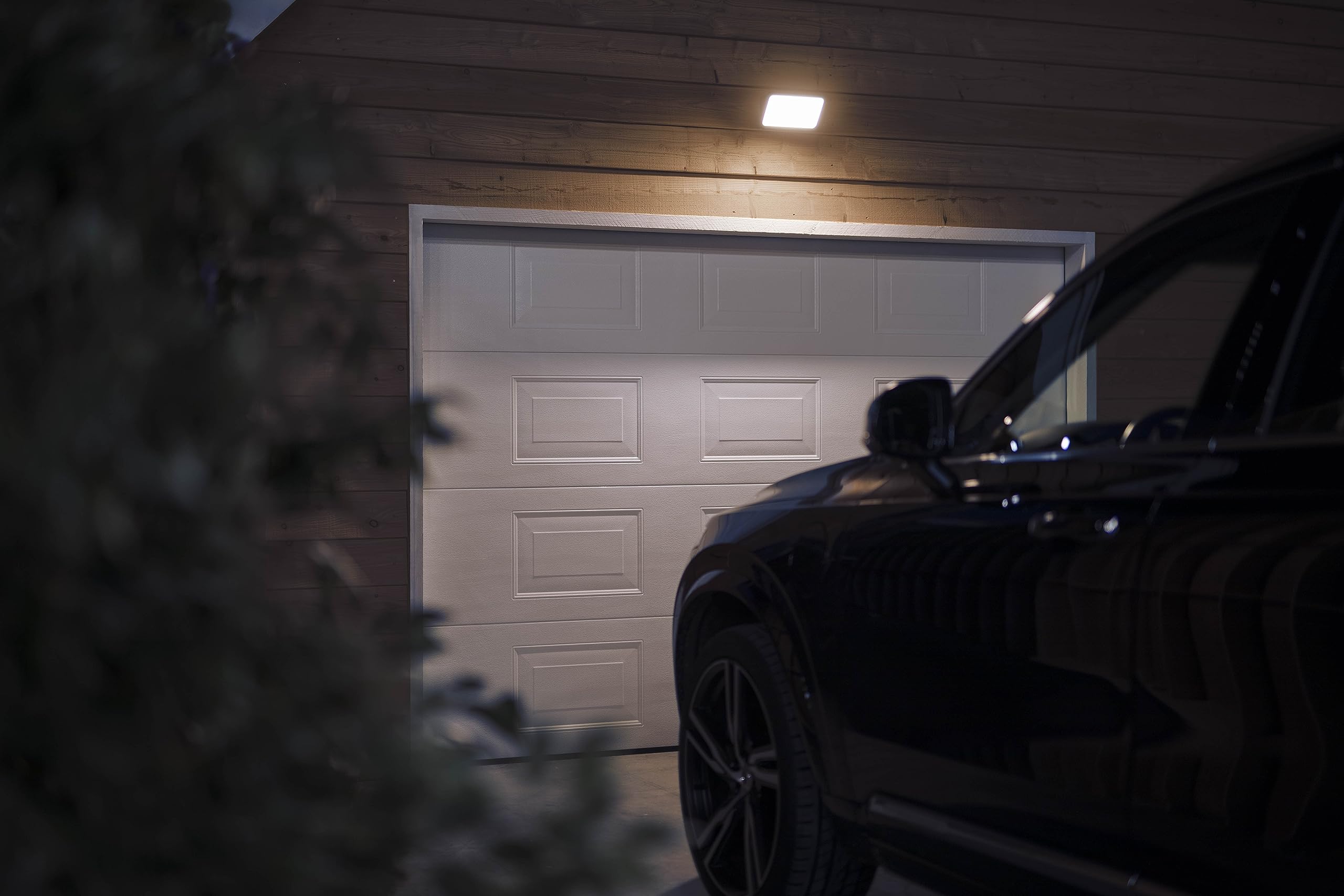 philips-hue-white-and-color-ambiance-discover-projecteur-ext-rieur-led-connect-e image 2