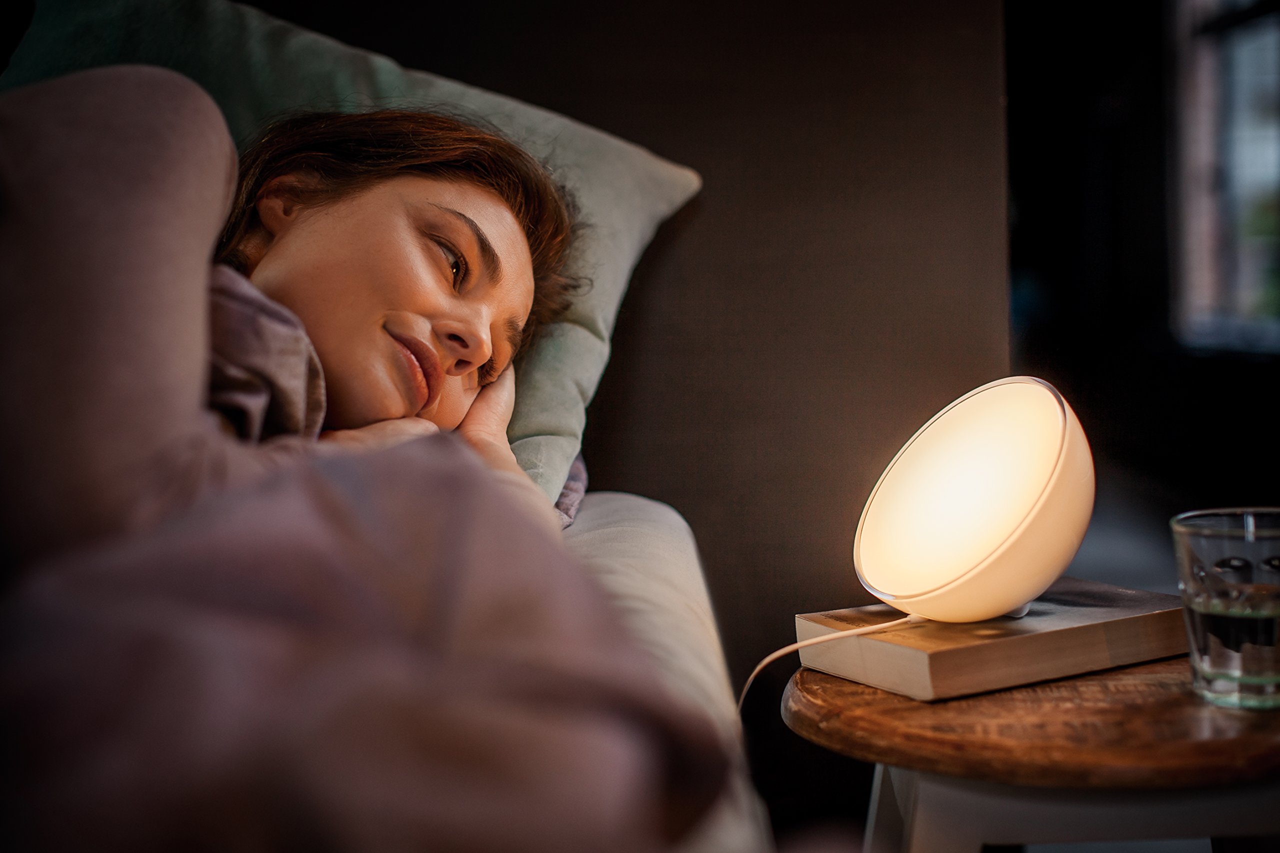 philips-hue-go-lampe-d-ambiance-portable-connect-e-blanche-16-millions-de-couleu image 6