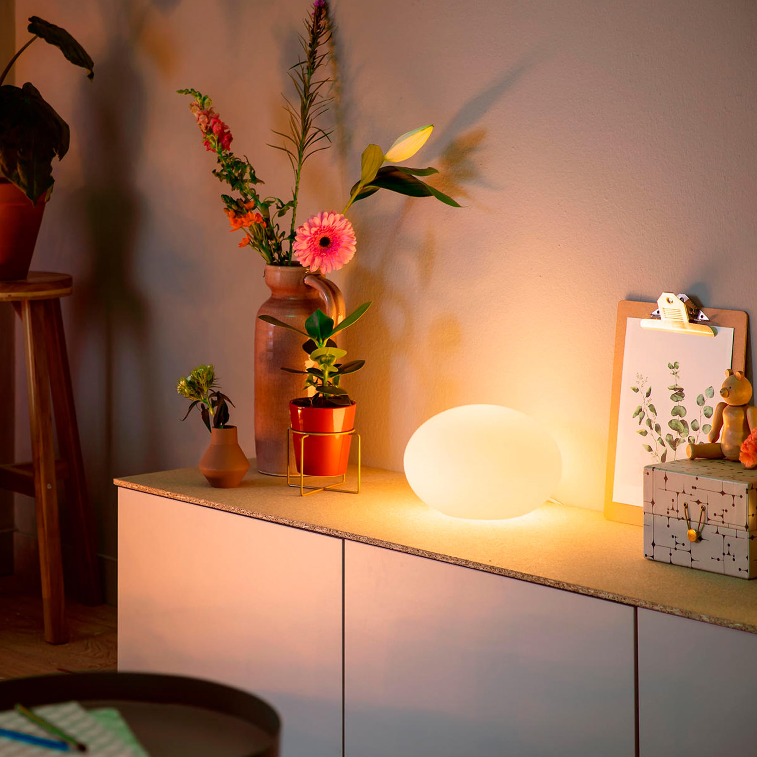 philips-hue-flourish-lampe-poser-led-blanche-et-couleur-1100-lm-lampe-d-ambiance image 2